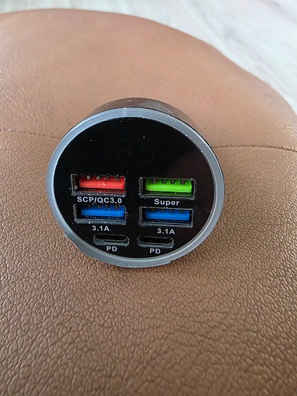 Tupakan sytyttimeen / 12v ulostuloon tuleva USB muunnin