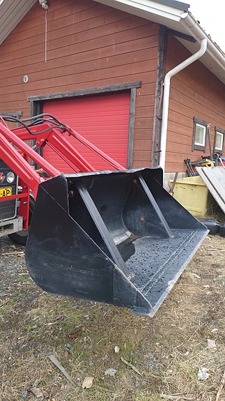 Etukuormain James 40 + Leveä lumikauha (Ollut 240 Massey Fergusonissa)