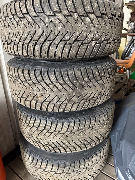Uudehkot nastakumit 205/45-17 5x112 vanteilla
