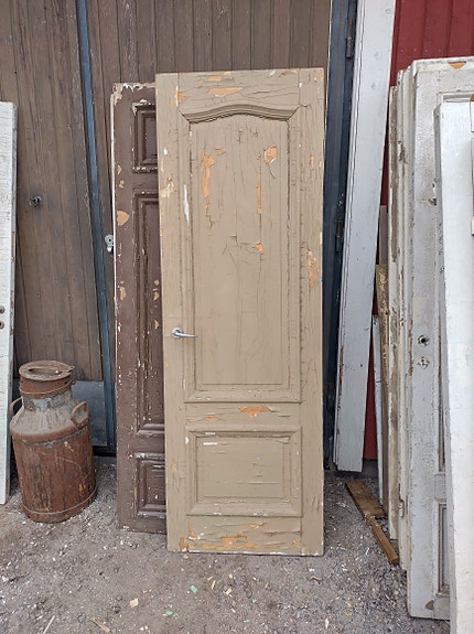 Vanha ovi 206,5*70*4,3 cm ja karmi 217*79*14,5 cm / W575