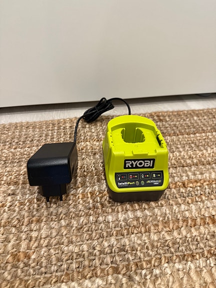 Ryobi ONE+ laturi