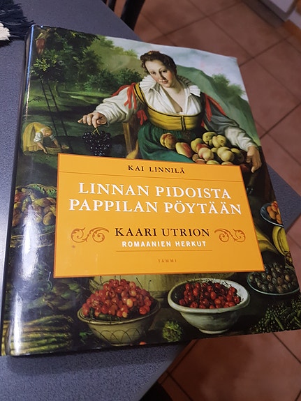 Linnan pidoista pappilan pöytään. Kai Linnilä.