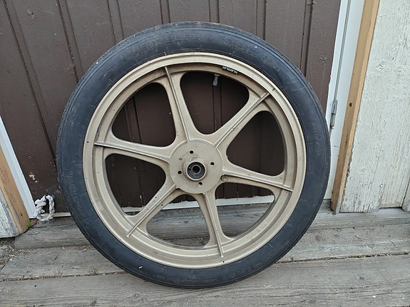Kawasaki Z-650 Metzeler 3.25 R19 moottoripyörän rengas vanteella