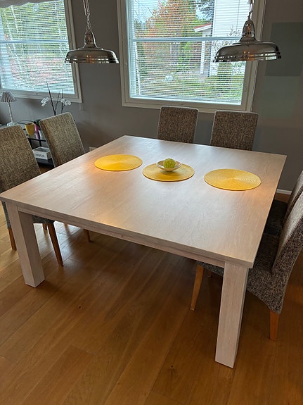 Lamus - Valkotamminen 8-10 hengen ruokapöytä