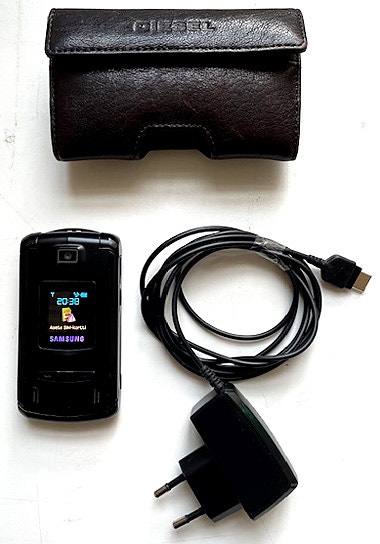 Samsung SGH-Z540 GSM-VINTAGE Läppäpuhelin.