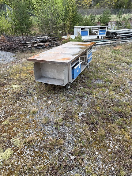 Metallinen työpöytä laatikoilla ja pyörillä