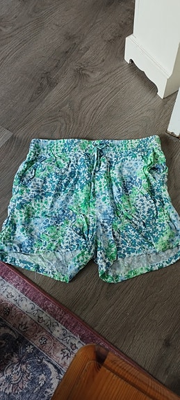 naisten shortsit