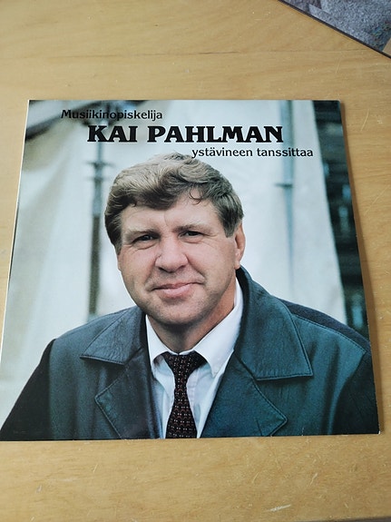 Kai Pahlman ystävineen tanssittaa