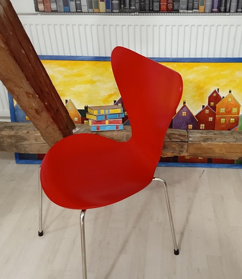 Punainen, moderni design ‑henkinen tuoli
