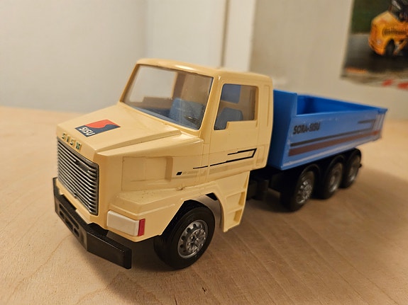 Emekiä pienempi Sisu SR sora-auto.