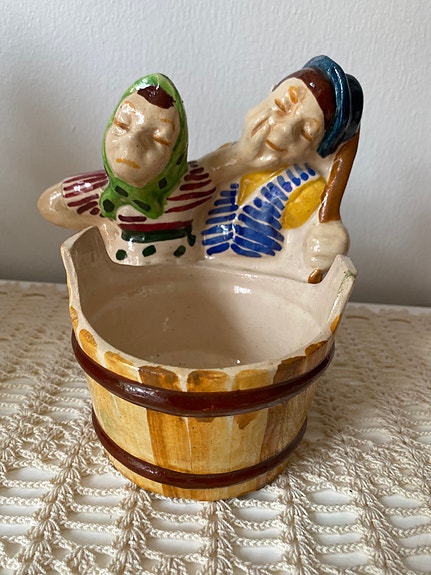 Kupittaan saven Matti ja Maija figuri.