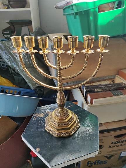Messinkinen, seitsenhaarainen menorah-kynttelikkö