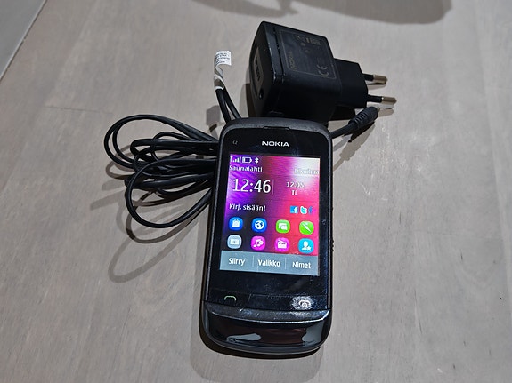 Nokia C2-02 retro kamerapuhelin