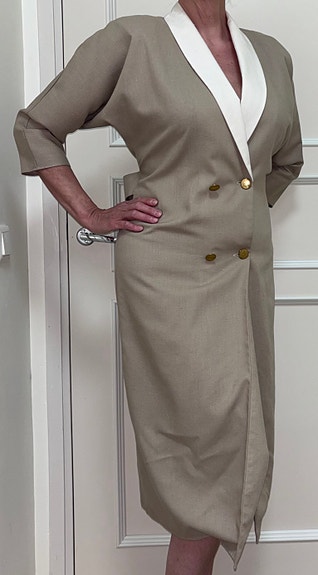 Tyylikäs pitkä beige-valkoinen mekko koko 38