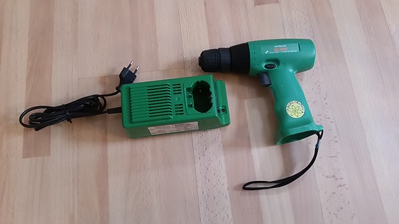 Hitachi DS 10DV akkuporakone 9.6V ja laturi UC 12Y 2.4-12V