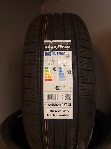 215/45R20 Goodyear EfficientGrip Performance kesärenkaat