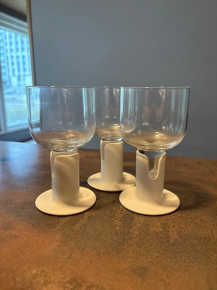 Iittala  Kaveri viinilasi valkoisella jalalla