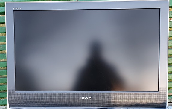 Sony Bravia TV tarvikkeineen