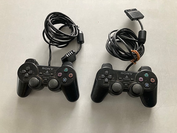 Sony PlayStation ohjaimet musta