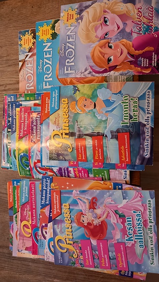 30 kpl Disneyn Prinsessa-lehteä + 3 Frozenia