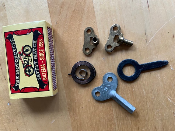 Vintage vedettävän kellon / vedettävän lelun tms osia, yht 5 €