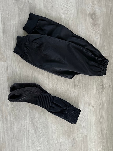 Hiekkahousut, koko 110 ja jalkapallosukat