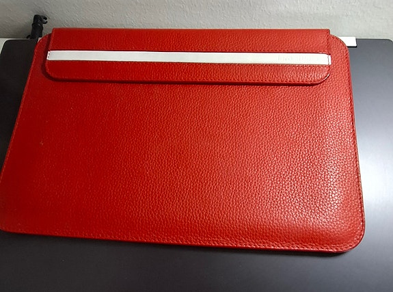 Punainen tablettikotelo / iPad-suojakotelo, nahkaa.