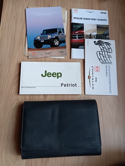 Jeep Patriot kansio ja kirjat