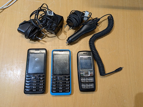 Erä vanhoja Nokia-puhelimia + tarvikkeita / varaosiksi