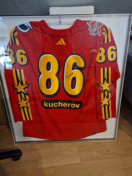 Nikita Kucherov Nhl-Allstars pelipaita nimikirjoituksella