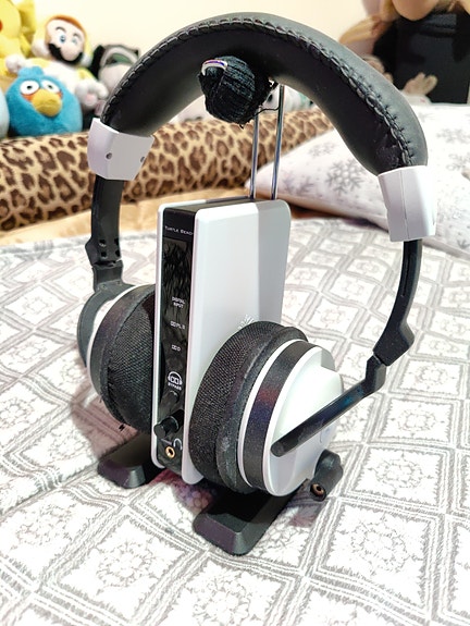 Turtle Beach langattomat kuulokkeet tukiasemalla