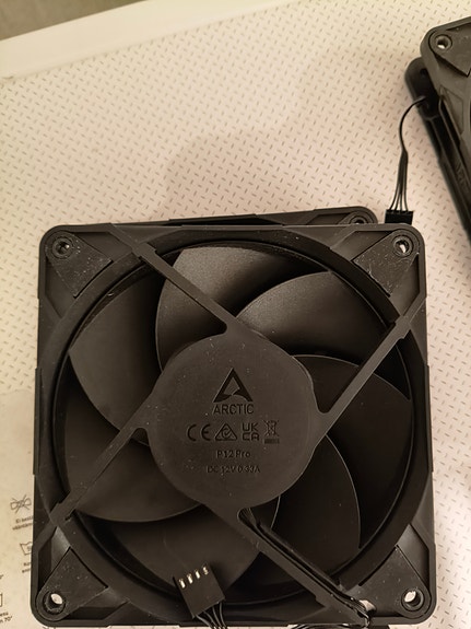 3x Arctic P12 Pro 120mm kotelotuulettimet.