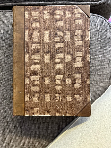 Hitler Taistelu II -kirja nahkaselkäinen