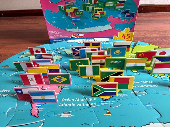 Clementoni Puzzle 2 in 1 seisova palapeli maailman lipuilla