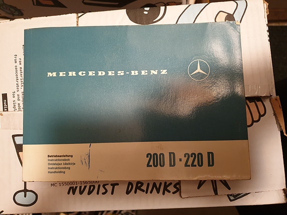 Alkuperäinen Mercedes 200D/220D ohjekirja