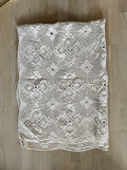Virkattu valkoinen/kermavärinen päiväpeitto 150 × 220 cm