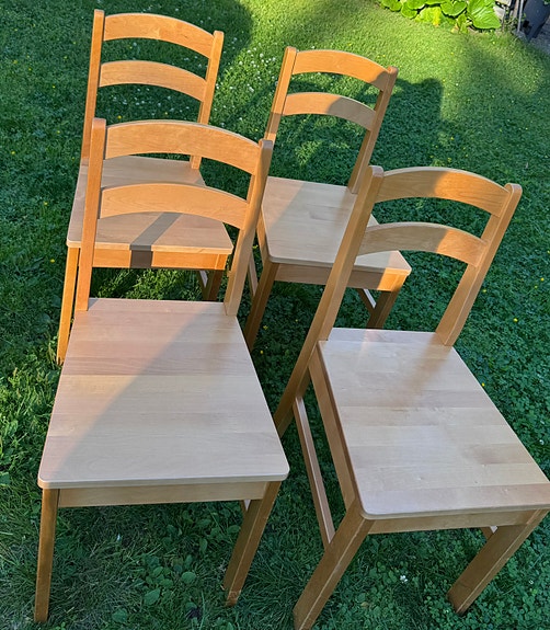 Ruokapöydän puiset tuolit