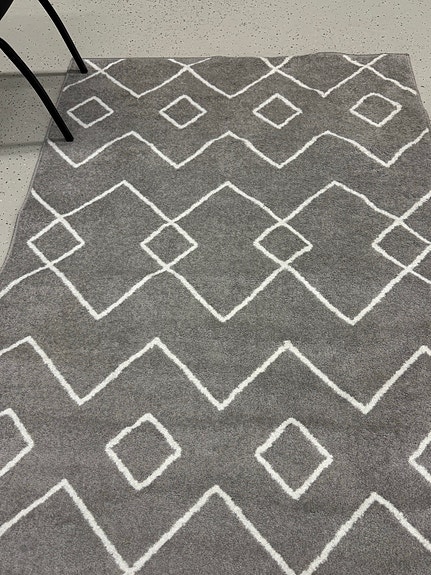IKEA harmaa matto valkoisella kuviolla