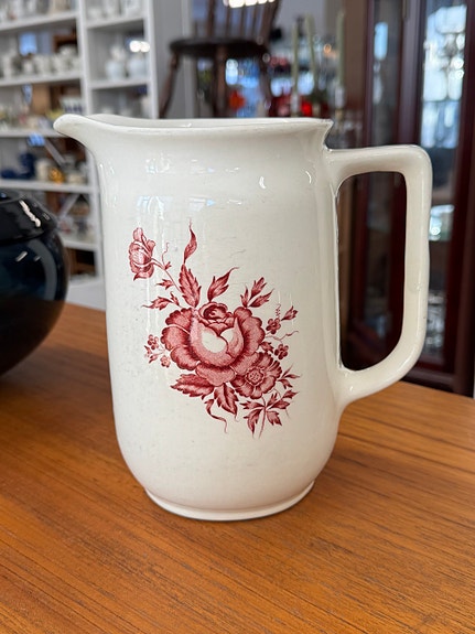 Kolme ruusua kannu