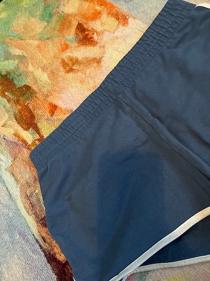 siniset shortsit