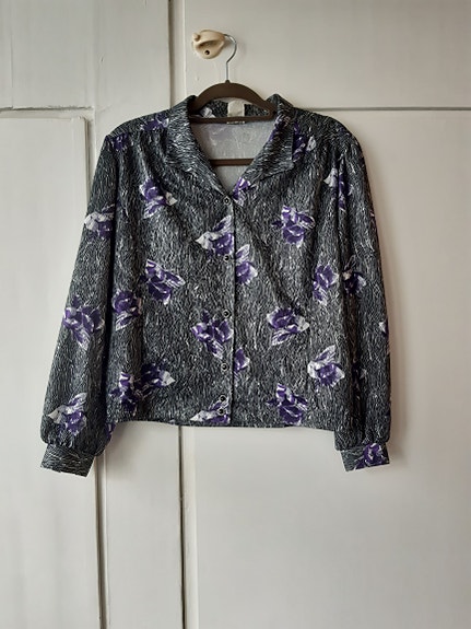 (M) suomalainen vintage-pusero violeteilla kukilla