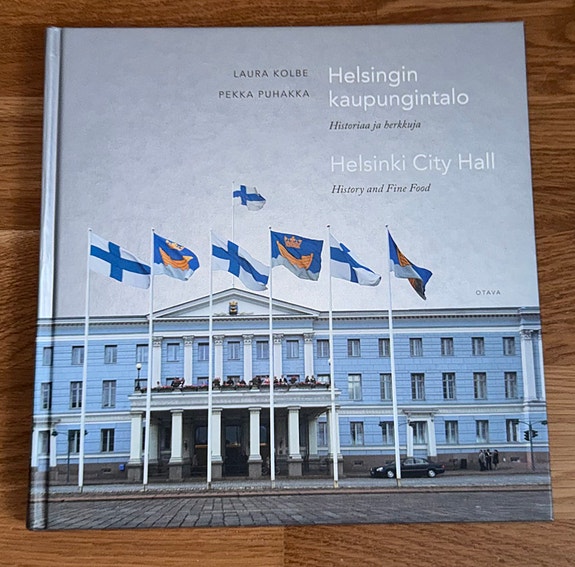Helsingin kaupungintalo / Helsinki City Hall -kirja