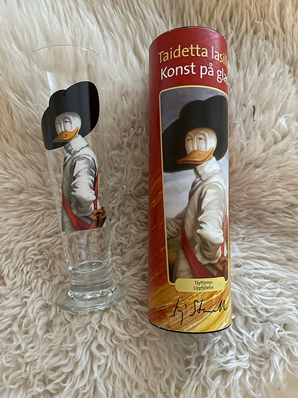 Kaj Stenvall taidelasi olutlasi Aku Ankka -aihe