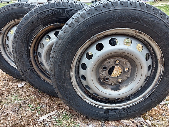 MB Viton 16" vanteet Nokian nastarenkailla
