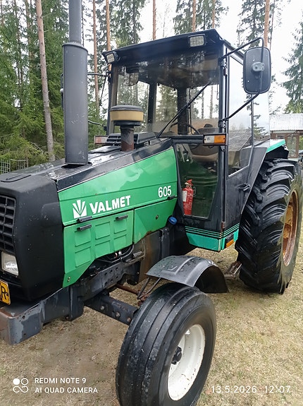 Valmet 605 traktori vihreä