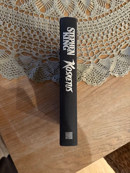 Stephen King - Kosketus kovakantinen kirja suomeksi
