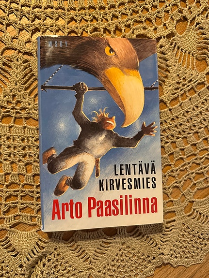 Arto Paasilinna - Lentävä kirvesmies kirja