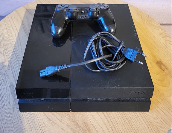 PS4 FAT -konsoli ja ohjain (+pelit ja lisäohjaimet)