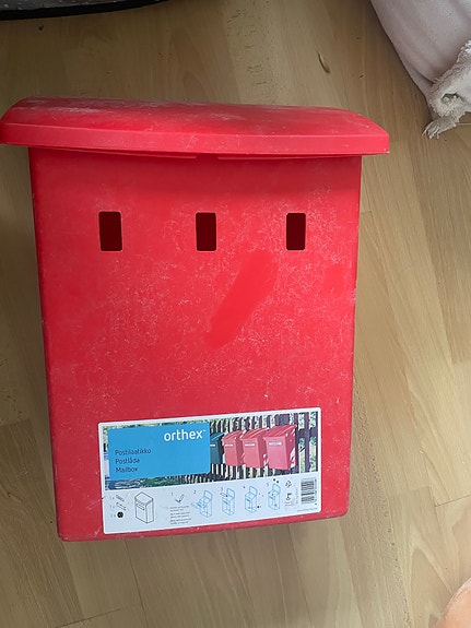 Orthex punainen postilaatikko kannella