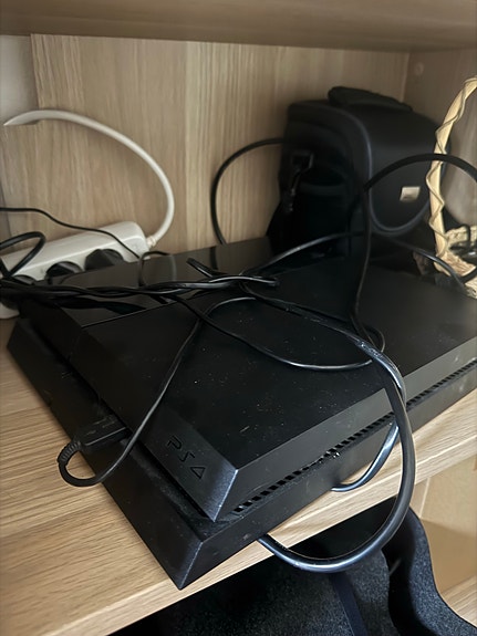 Sony Playstation 4 +ohjain +4 peliä